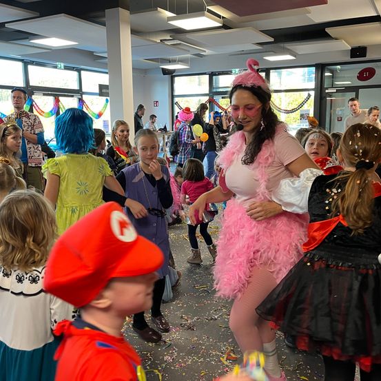 Bild enthält, People, Person, Costume, Adult, Female, Woman, Child, Girl, Boy, Male