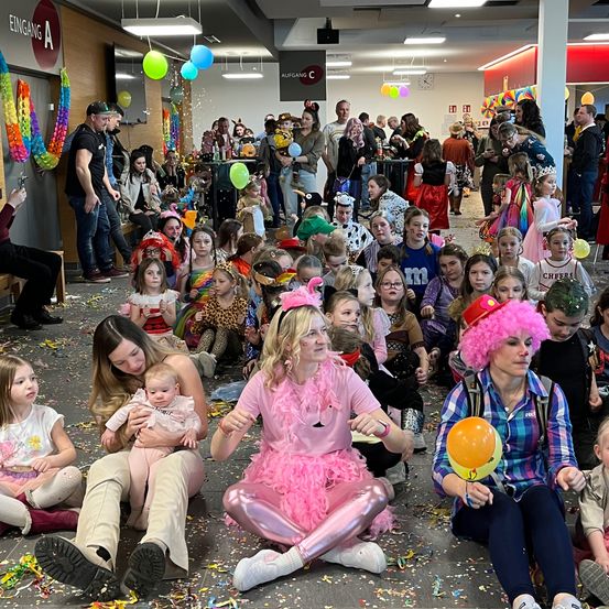 Bild enthält, People, Person, Child, Female, Girl, Celebrating, Adult, Male, Man, Shoe