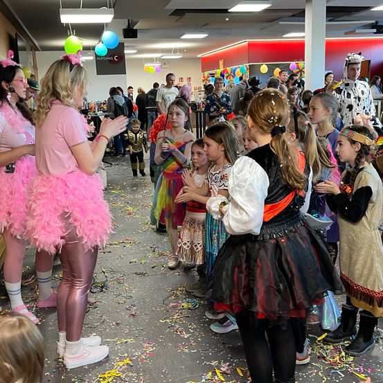 Bild enthält, Adult, Female, Person, Woman, People, Child, Girl, Shoe, Face, Celebrating