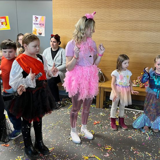 Bild enthält, Child, Female, Girl, Person, Boy, Male, Shoe, Celebrating, Face, Kindergarten