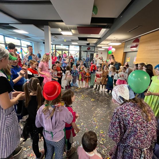 Bild enthält, People, Person, Adult, Female, Woman, Balloon, Child, Girl, Celebrating, Face