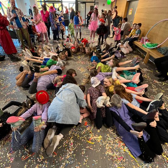 Bild enthält, People, Person, Celebrating, Adult, Male, Man, Child, Female, Girl, Urban