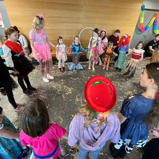 Bild enthält, People, Person, Child, Female, Girl, Celebrating, Face, Head, Kindergarten, Shoe