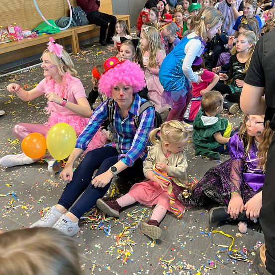 Bild enthält, Adult, Female, Person, Woman, Celebrating, People, Child, Girl, Male, Man