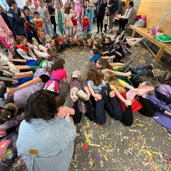 Bild enthält, People, Person, Adult, Female, Woman, Child, Girl, Celebrating, Shelter, Crowd