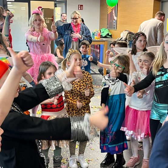 Bild enthält, People, Person, Celebrating, Adult, Female, Woman, Child, Girl, Shoe, Face