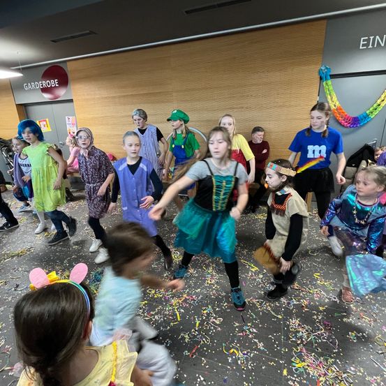 Bild enthält, People, Person, Celebrating, Child, Female, Girl, Footwear, Shoe, Face, Head