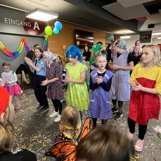 Bild enthält, People, Person, Child, Female, Girl, Shoe, Celebrating, Face, Head, Balloon