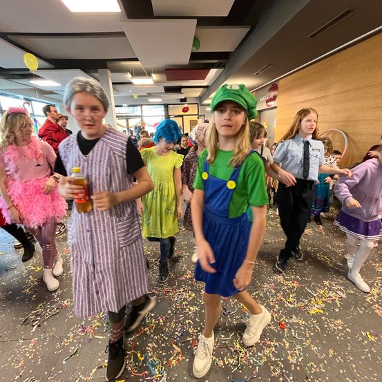 Bild enthält, Celebrating, Person, Female, Girl, Teen, People, Child, Shoe, Face, Urban