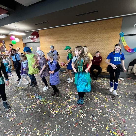 Bild enthält, People, Person, Celebrating, Female, Girl, Teen, Shoe, Face, Shorts, Jeans