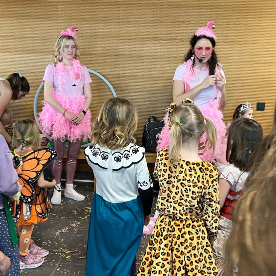 Bild enthält, Dress, Child, Female, Girl, Person, Celebrating, Adult, Woman, Shoe, People