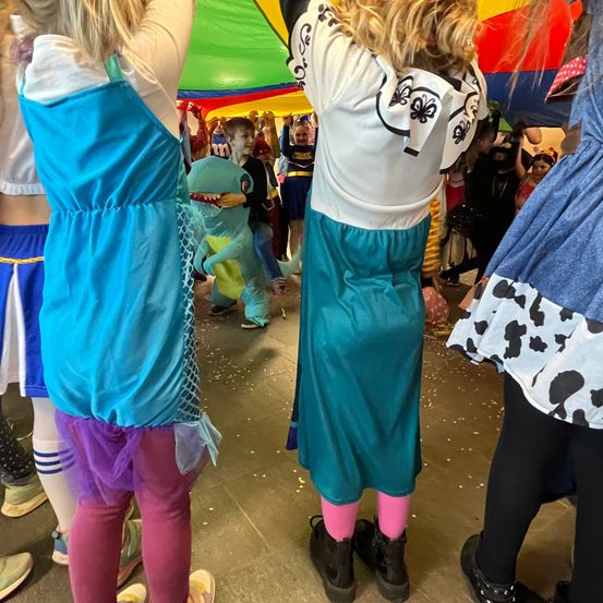 Bild enthält, People, Person, Shorts, Child, Female, Girl, Shoe, Skirt, Boy, Male