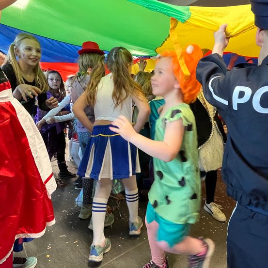 Bild enthält, Person, Child, Female, Girl, People, Adult, Woman, Shoe, Shorts, Parade
