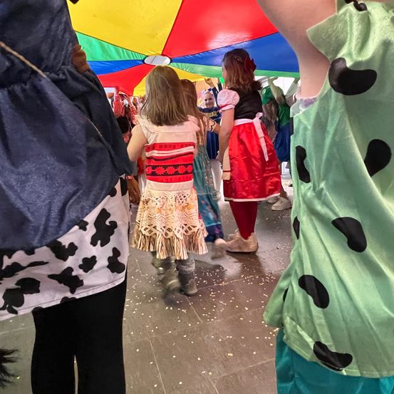 Bild enthält, Dress, People, Person, Child, Female, Girl, Skirt, Shoe, Face, Formal Wear