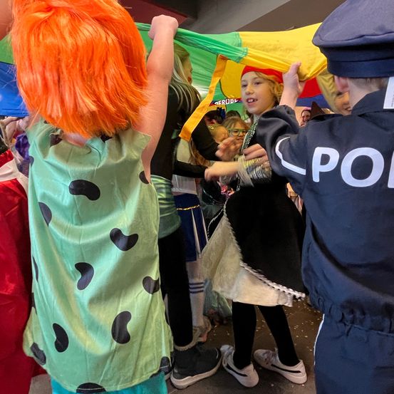 Bild enthält, People, Person, Adult, Male, Man, Footwear, Shoe, Face, Head, Shorts