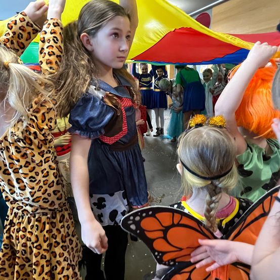 Bild enthält, People, Person, Child, Female, Girl, Face, Head, Clothing, Costume