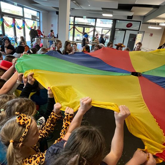 Bild enthält, Parade, Person, Child, Female, Girl, Face, Head, People, Pride Parade