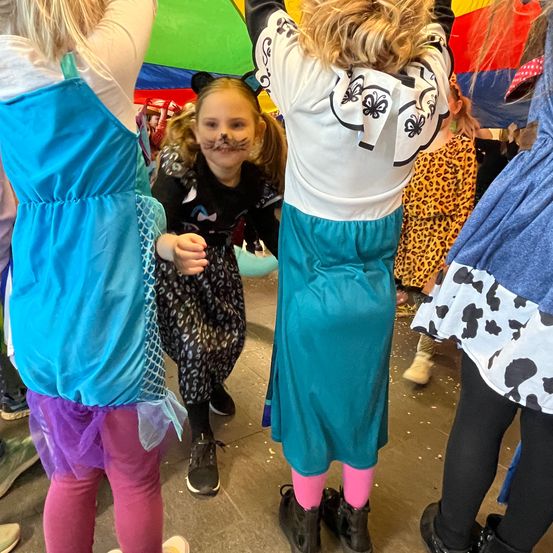 Bild enthält, People, Person, Pants, Child, Female, Girl, Skirt, Shoe, Adult, Woman