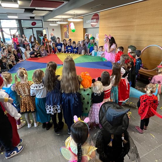 Bild enthält, People, Person, Kindergarten, Child, Female, Girl, Footwear, Shoe, Face, Head