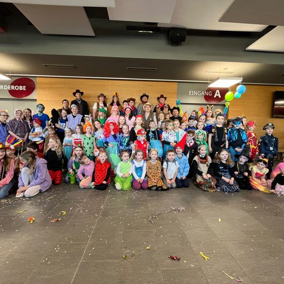 Bild enthält, People, Person, Floor, School, Shelter, Child, Female, Girl, Classroom, Face