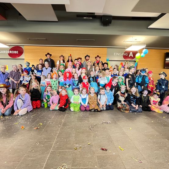 Bild enthält, People, Person, School, Child, Female, Girl, Classroom, Face, Shoe, Floor