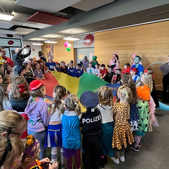 Bild enthält, Person, Child, Female, Girl, Kindergarten, People, Face, Head, Indoors