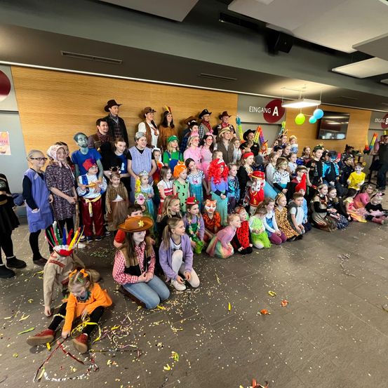 Bild enthält, People, Person, Celebrating, Shelter, Child, Female, Girl, Jeans, Shoe, School