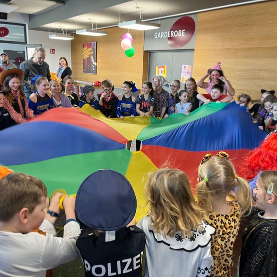 Bild enthält, Child, Female, Girl, Person, Adult, Woman, Boy, Male, Parade, Face