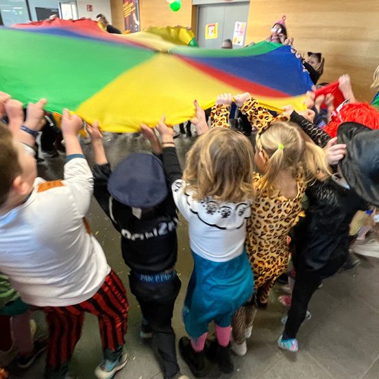 Bild enthält, People, Person, Boy, Child, Male, Female, Girl, Adult, Woman, Parade