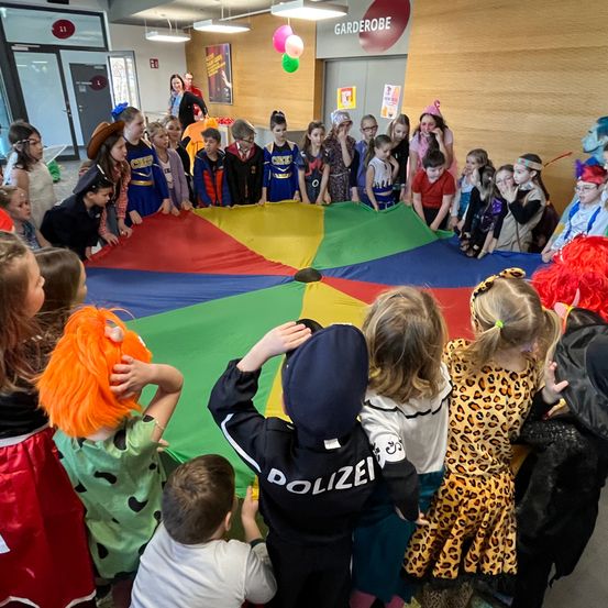 Bild enthält, Child, Female, Girl, Person, Boy, Male, Parade, Face, Head