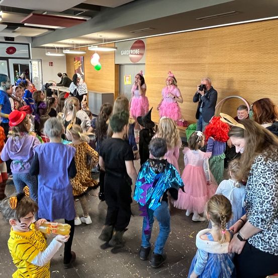 Bild enthält, People, Person, Adult, Female, Woman, Child, Girl, Boy, Male, Face