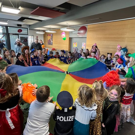 Bild enthält, Child, Female, Girl, Person, Boy, Male, Face, Head, Parade