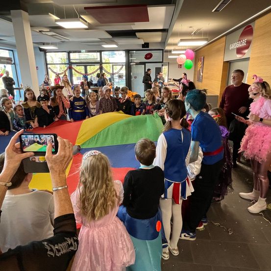 Bild enthält, Child, Female, Girl, Person, Boy, Male, Adult, Man, Shoe, Face