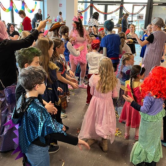 Bild enthält, People, Person, Adult, Female, Woman, Celebrating, Child, Girl, Shoe, Jeans