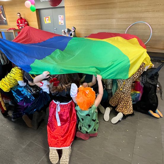 Bild enthält, Person, Child, Female, Girl, Parade, Shoe, Baby, Dog, Face, Jeans