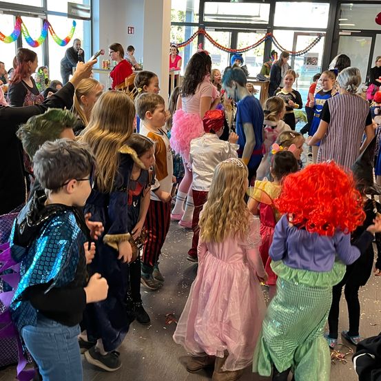 Bild enthält, People, Person, Adult, Female, Woman, Child, Girl, Baby, Shoe, Urban