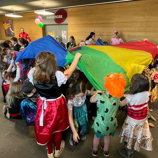 Bild enthält, Child, Female, Girl, Person, Shoe, People, Parade, Face, Head, Wheel