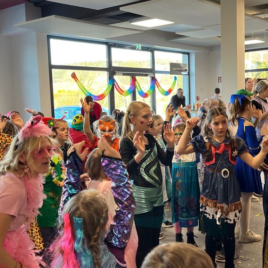 Bild enthält, People, Person, Child, Female, Girl, Adult, Woman, Celebrating, Face, Shoe