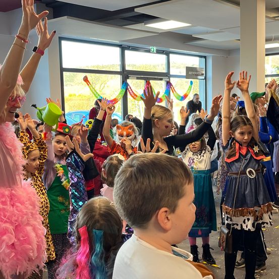 Bild enthält, Celebrating, Person, People, Boy, Child, Male, Female, Girl, Adult, Woman