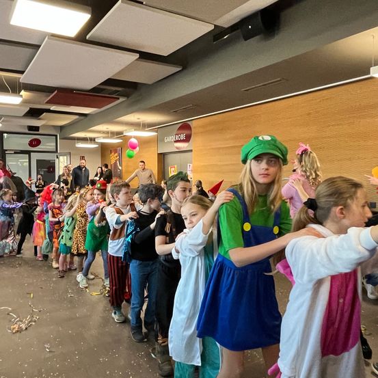 Bild enthält, People, Person, Kindergarten, Child, Female, Girl, Face, Head, Jeans, Shoe