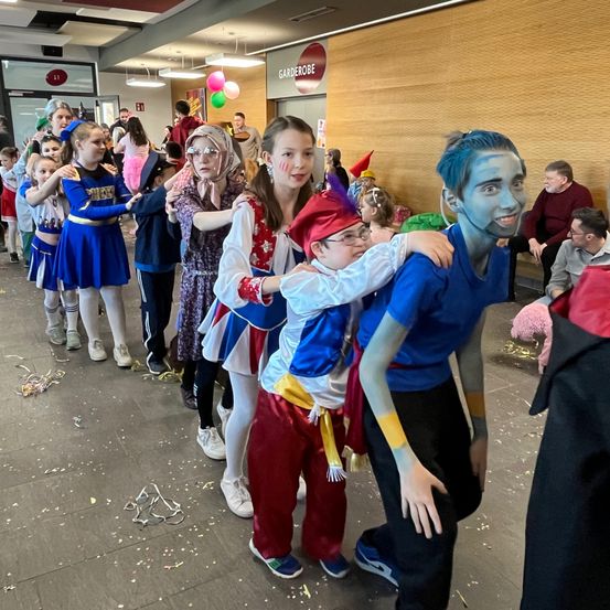 Bild enthält, People, Person, Shoe, Costume, Boy, Child, Male, Face, Celebrating, Festival