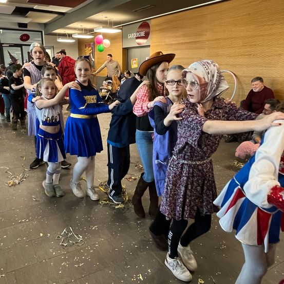 Bild enthält, People, Person, Adult, Female, Woman, Celebrating, Shoe, Jeans, Face, Flash Mob