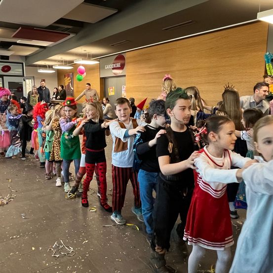 Bild enthält, People, Person, Child, Female, Girl, Jeans, Shoe, Face, Celebrating, Kindergarten