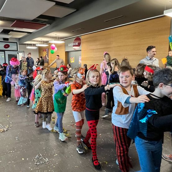 Bild enthält, People, Person, Child, Female, Girl, Jeans, Shoe, Celebrating, Flash Mob, Face