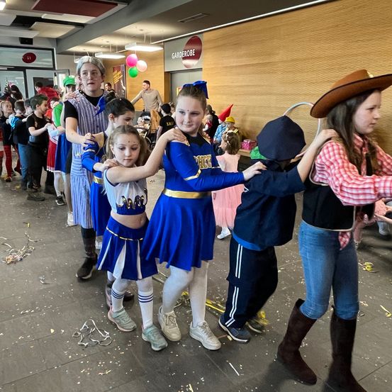 Bild enthält, People, Person, Hat, Jeans, Costume, Shoe, Child, Female, Girl, Face