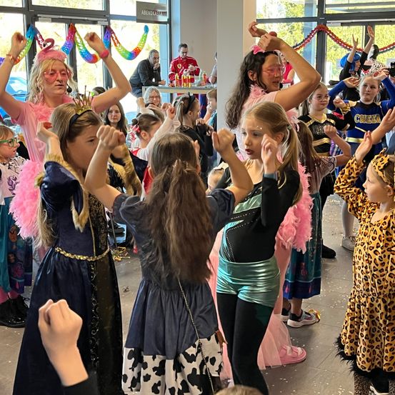 Bild enthält, People, Person, Adult, Female, Woman, Celebrating, Child, Girl, Shoe, Face