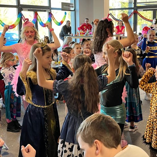 Bild enthält, People, Person, Celebrating, Child, Female, Girl, Adult, Woman, Boy, Male