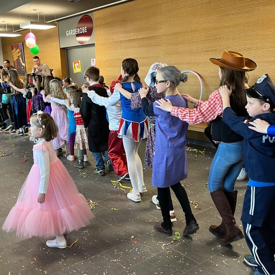 Bild enthält, People, Person, Child, Female, Girl, Jeans, Boy, Male, Adult, Woman