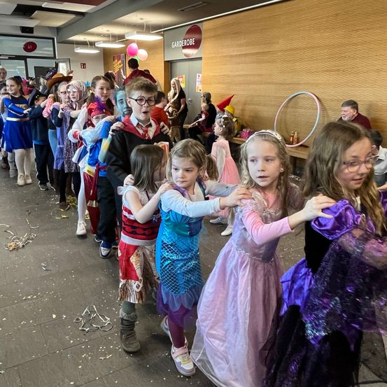 Bild enthält, People, Person, Dress, Celebrating, Child, Female, Girl, Adult, Male, Man