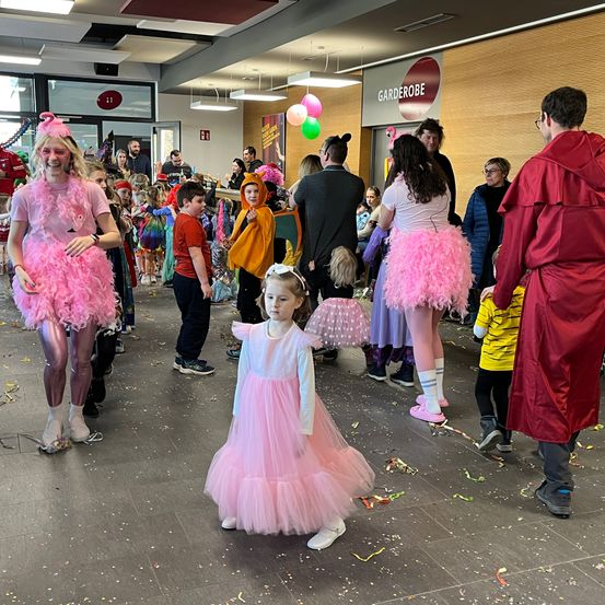 Bild enthält, People, Person, Dress, Child, Female, Girl, Adult, Male, Man, Shoe